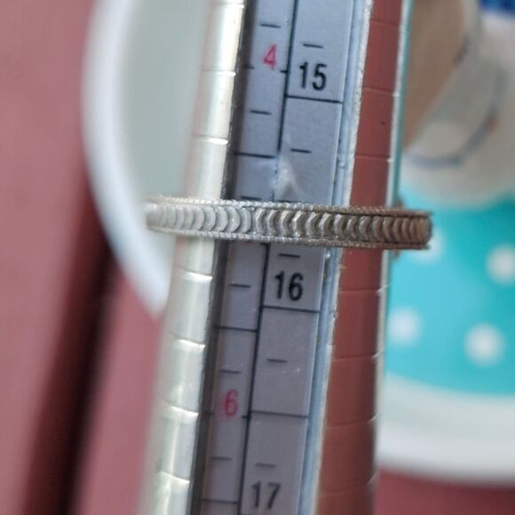 Elegant Silver Ring - Picture 5 of 5